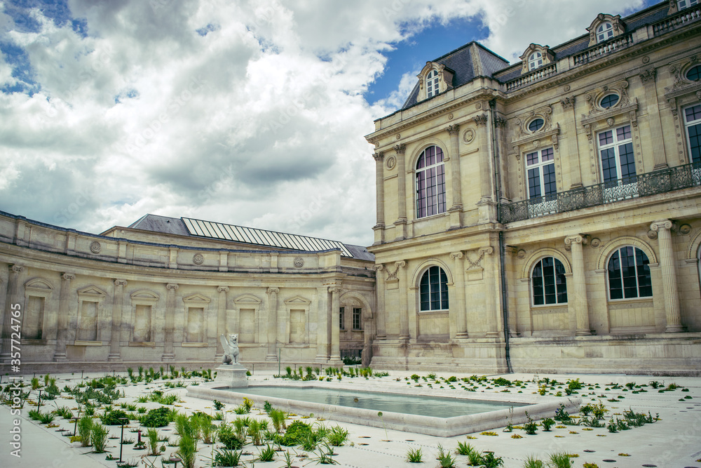 Immo80 – L'immobilier à Amiens et dans la Somme-CENTRE-VILLE / MAISON BOURGEOISE 4 CHBRES AVEC COUR